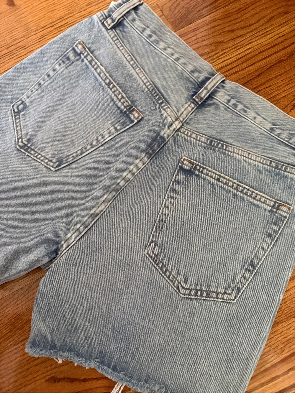 Frame the everyday short Denim High-Rise Frayed Hem Denim Shorts in Light Blue